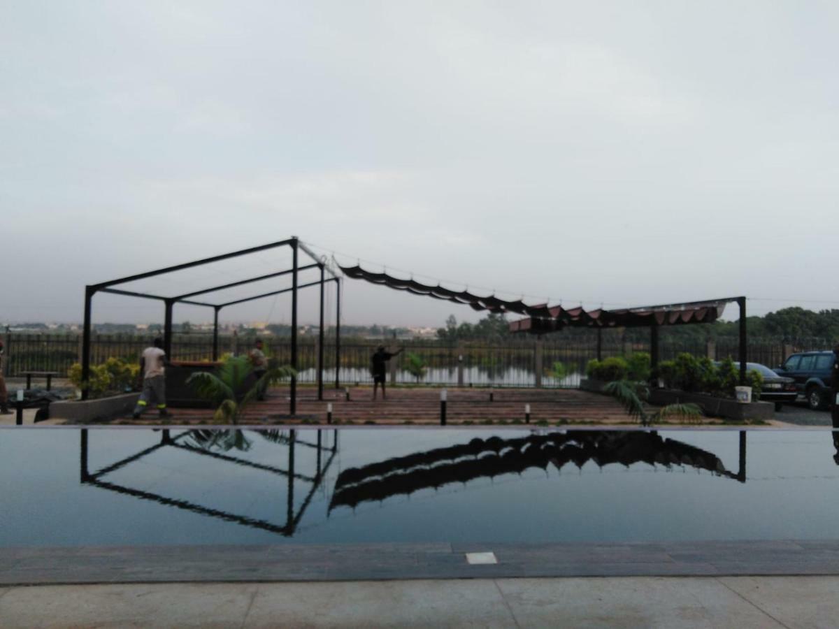 Au Bord De L'Eau Hotel Бамако Екстериор снимка